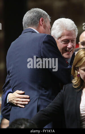 New York City, NY, USA. 19. April 2016. Ex-Präsident Bill Clinton umarmt während Democratice Präsidentschafts Kandidat Hillary Clintons Sieg Rallye im Sheraton Hotel Times Square NYC Bürgermeister Bill de Blasio. Clinton gewann die Abstimmung entscheidend mit 58 Prozent über Sanders, der zweiundvierzig hatte. Clinton war auf der Bühne zusammen mit ihrem Ehemann, ehemaligen Präsidenten Bill Clinton, Tochter Chelsea und Schwiegersohn Marc Mezvinsky. © Krista Kennell/ZUMA Draht/Alamy Live-Nachrichten Stockfoto