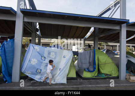 Athen, Griechenland. 20. April 2016. Rund 3.300 Flüchtlinge bleiben im Hafen von Piräus Notunterkünfte in Zelten zu finden. Die Zahl der Flüchtlinge mit Wohnsitz am Hafen ist gesunken, da viele auf Lager in Attika und dem Festland verschoben werden. © Nikolas Georgiou/ZUMA Draht/Alamy Live-Nachrichten Stockfoto