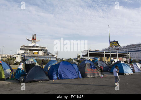 Athen, Griechenland. 20. April 2016. Rund 3.300 Flüchtlinge bleiben im Hafen von Piräus Notunterkünfte in Zelten zu finden. Die Zahl der Flüchtlinge mit Wohnsitz am Hafen ist gesunken, da viele auf Lager in Attika und dem Festland verschoben werden. © Nikolas Georgiou/ZUMA Draht/Alamy Live-Nachrichten Stockfoto