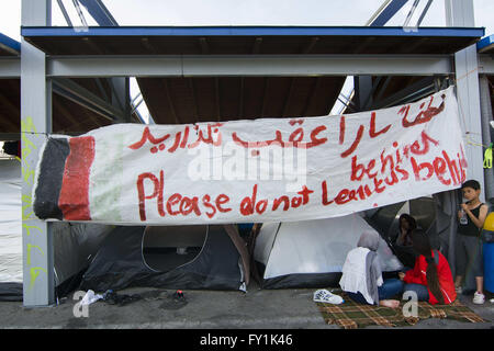 Athen, Griechenland. 20. April 2016. Rund 3.300 Flüchtlinge bleiben im Hafen von Piräus Notunterkünfte in Zelten zu finden. Die Zahl der Flüchtlinge mit Wohnsitz am Hafen ist gesunken, da viele auf Lager in Attika und dem Festland verschoben werden. © Nikolas Georgiou/ZUMA Draht/Alamy Live-Nachrichten Stockfoto