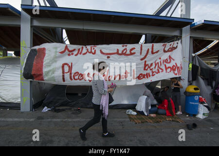 Athen, Griechenland. 20. April 2016. Rund 3.300 Flüchtlinge bleiben im Hafen von Piräus Notunterkünfte in Zelten zu finden. Die Zahl der Flüchtlinge mit Wohnsitz am Hafen ist gesunken, da viele auf Lager in Attika und dem Festland verschoben werden. © Nikolas Georgiou/ZUMA Draht/Alamy Live-Nachrichten Stockfoto