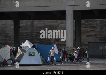 Athen, Griechenland. 20. April 2016. Rund 3.300 Flüchtlinge bleiben im Hafen von Piräus Notunterkünfte in Zelten zu finden. Die Zahl der Flüchtlinge mit Wohnsitz am Hafen ist gesunken, da viele auf Lager in Attika und dem Festland verschoben werden. © Nikolas Georgiou/ZUMA Draht/Alamy Live-Nachrichten Stockfoto