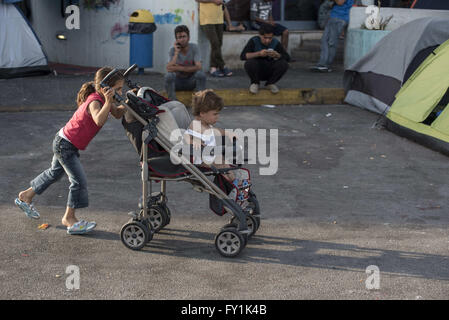 Athen, Griechenland. 20. April 2016. Rund 3.300 Flüchtlinge bleiben im Hafen von Piräus Notunterkünfte in Zelten zu finden. Die Zahl der Flüchtlinge mit Wohnsitz am Hafen ist gesunken, da viele auf Lager in Attika und dem Festland verschoben werden. © Nikolas Georgiou/ZUMA Draht/Alamy Live-Nachrichten Stockfoto