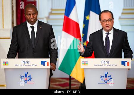 Paris, Frankreich. 20. April 2016. French President Francois Hollande (R) und Besuch der Zentralafrikanischen Republik Präsident Faustin Archange Touadera an eine Pressekonferenz nach ihrem Treffen in Paris, Frankreich, 20. April 2016 teilnehmen. Bildnachweis: Theo Duval/Xinhua/Alamy Live-Nachrichten Stockfoto