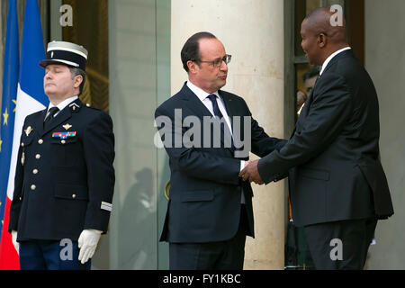 Paris, Frankreich. 20. April 2016. French President Francois Hollande (C) schüttelt die Hand mit dem Besuch der Zentralafrikanischen Republik des President Faustin-Archange Touadera (R) im Elysée-Palast in Paris, Frankreich, 20. April 2016. Bildnachweis: Theo Duval/Xinhua/Alamy Live-Nachrichten Stockfoto