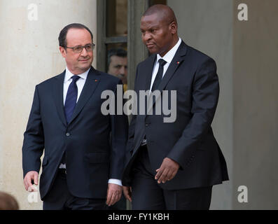 Paris, Frankreich. 20. April 2016. Französische Präsident Francois Hollande (L) trifft sich mit dem Besuch der Zentralafrikanischen Republik Präsident Faustin Archange Touadera im Elysée-Palast in Paris, Frankreich, 20. April 2016. Bildnachweis: Theo Duval/Xinhua/Alamy Live-Nachrichten Stockfoto