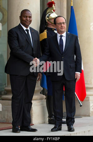 Paris, Frankreich. 20. April 2016. French President Francois Hollande (R) schüttelt die Hand mit dem Besuch der Zentralafrikanischen Republik Präsident Faustin Archange Touadera im Elysée-Palast in Paris, Frankreich, 20. April 2016. Bildnachweis: Theo Duval/Xinhua/Alamy Live-Nachrichten Stockfoto