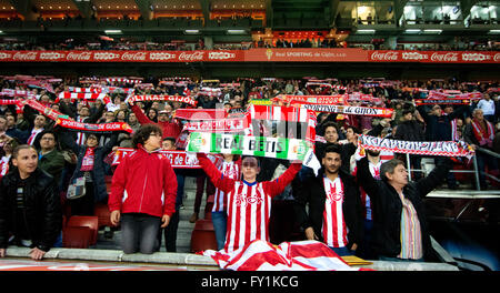 Gijón, Spanien. 20. April 2016. Anhänger des Real Sporting de Gijon mit Schals während Fußball-Spiel des spanischen "La Liga" zwischen Real Sporting de Gijon und Sevilla FC Molinón Stadion am 20. April 2016 in Gijon, Spanien. Bildnachweis: David Gato/Alamy Live-Nachrichten Stockfoto