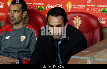 Gijón, Spanien. 20. April 2016. Unai Emery (Trainer, FC Sevilla) während Fußball-Spiel des spanischen "La Liga" zwischen Real Sporting de Gijon und Sevilla FC Molinón Stadion am 20. April 2016 in Gijon, Spanien. Bildnachweis: David Gato/Alamy Live-Nachrichten Stockfoto