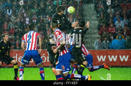 Gijón, Spanien. 20. April 2016. Fernando Llorente (vorwärts, FC Sevilla) versucht, den Ball beim Fußballspiel des spanischen "La Liga" zwischen Real Sporting de Gijon und Sevilla FC Molinón Stadion am 20. April 2016 in Gijon, Spanien erschossen. Bildnachweis: David Gato/Alamy Live-Nachrichten Stockfoto