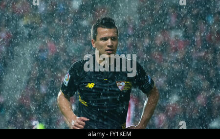 Gijón, Spanien. 20. April 2016. Timothee Kolodziejczak (Verteidiger, FC Sevilla) während Fußball-Spiel des spanischen "La Liga" zwischen Real Sporting de Gijon und Sevilla FC Stadium Molinón am 20. April 2016 in Gijon, Spanien. Bildnachweis: David Gato/Alamy Live-Nachrichten Stockfoto