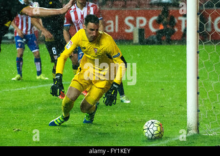 Gijón, Spanien. 20. April 2016. Sergio Rico (Torwart, FC Sevilla) während Fußball-Spiel des spanischen "La Liga" zwischen Real Sporting de Gijon und Sevilla FC Molinón Stadion am 20. April 2016 in Gijon, Spanien. Bildnachweis: David Gato/Alamy Live-Nachrichten Stockfoto