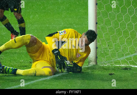 Gijón, Spanien. 20. April 2016. Sergio Rico (Torwart, FC Sevilla) fängt den Ball beim Fußballspiel des spanischen "La Liga" zwischen Real Sporting de Gijon und Sevilla FC Molinón Stadion am 20. April 2016 in Gijon, Spanien. Bildnachweis: David Gato/Alamy Live-Nachrichten Stockfoto