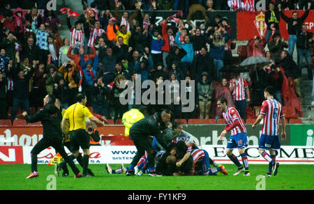 Gijón, Spanien. 20. April 2016. Spieler von Real Sporting de Gijon feiern ihr zweite Ziel während Fußballspiel des spanischen "La Liga" zwischen Real Sporting de Gijon und Sevilla FC Molinón Stadion am 20. April 2016 in Gijon, Spanien. Bildnachweis: David Gato/Alamy Live-Nachrichten Stockfoto