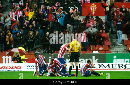 Gijón, Spanien. 20. April 2016. Spieler von Real Sporting de Gijon feiern ihr zweite Ziel während Fußballspiel des spanischen "La Liga" zwischen Real Sporting de Gijon und Sevilla FC Molinón Stadion am 20. April 2016 in Gijon, Spanien. Bildnachweis: David Gato/Alamy Live-Nachrichten Stockfoto