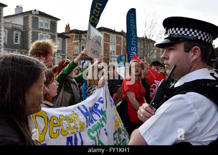 Bristol, UK. 20. April 2016. Protest der Bristol Rat besessen Gehäuse überhaupt statt renovierte Immobilien-Versteigerung in Bristol, Großbritannien, 20. April 2016, versteigert Heiligen Kirche auf Pempbrooke Straße holte Masse der Demonstranten, schätzungsweise bis zu 100 Einwände zu Bristol City Council Ausverkauf fünfzehn Rates-prozentige Eigenschaften statt Sanierung ihnen zur Vermietung. Bristol hat eine große Wohnungsnot insbesondere erschwinglich für ein bis zwei-Zimmer-Wohnungen zu diesen Protest zu lassen. Bildnachweis: Charles Stirling/Alamy Live-Nachrichten Stockfoto