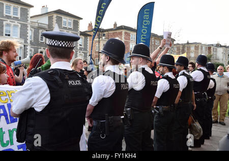 Bristol, UK. 20. April 2016. Protest der Bristol Rat besessen Gehäuse überhaupt statt renovierte Immobilien-Versteigerung in Bristol, Großbritannien, 20. April 2016, versteigert Heiligen Kirche auf Pempbrooke Straße holte Masse der Demonstranten, schätzungsweise bis zu 100 Einwände zu Bristol City Council Ausverkauf fünfzehn Rates-prozentige Eigenschaften statt Sanierung ihnen zur Vermietung. Bristol hat eine große Wohnungsnot insbesondere erschwinglich für ein bis zwei-Zimmer-Wohnungen zu diesen Protest zu lassen. Bildnachweis: Charles Stirling/Alamy Live-Nachrichten Stockfoto