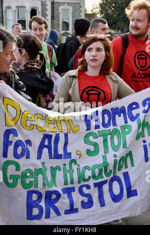 Bristol, UK. 20. April 2016. Protest der Bristol Rat besessen Gehäuse überhaupt statt renovierte Immobilien-Versteigerung in Bristol, Großbritannien, 20. April 2016, versteigert Heiligen Kirche auf Pempbrooke Straße holte Masse der Demonstranten, schätzungsweise bis zu 100 Einwände zu Bristol City Council Ausverkauf fünfzehn Rates-prozentige Eigenschaften statt Sanierung ihnen zur Vermietung. Bristol hat eine große Wohnungsnot insbesondere erschwinglich für ein bis zwei-Zimmer-Wohnungen zu diesen Protest zu lassen. Bildnachweis: Charles Stirling/Alamy Live-Nachrichten Stockfoto