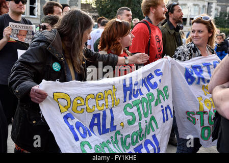 Bristol, UK. 20. April 2016. Protest der Bristol Rat besessen Gehäuse überhaupt statt renovierte Immobilien-Versteigerung in Bristol, Großbritannien, 20. April 2016, versteigert Heiligen Kirche auf Pempbrooke Straße holte Masse der Demonstranten, schätzungsweise bis zu 100 Einwände zu Bristol City Council Ausverkauf fünfzehn Rates-prozentige Eigenschaften statt Sanierung ihnen zur Vermietung. Bristol hat eine große Wohnungsnot insbesondere erschwinglich für ein bis zwei-Zimmer-Wohnungen zu diesen Protest zu lassen. Bildnachweis: Charles Stirling/Alamy Live-Nachrichten Stockfoto