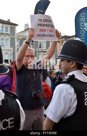 Bristol, UK. 20. April 2016. Protest der Bristol Rat besessen Gehäuse überhaupt statt renovierte Immobilien-Versteigerung in Bristol, Großbritannien, 20. April 2016, versteigert Heiligen Kirche auf Pempbrooke Straße holte Masse der Demonstranten, schätzungsweise bis zu 100 Einwände zu Bristol City Council Ausverkauf fünfzehn Rates-prozentige Eigenschaften statt Sanierung ihnen zur Vermietung. Bristol hat eine große Wohnungsnot insbesondere erschwinglich für ein bis zwei-Zimmer-Wohnungen zu diesen Protest zu lassen. Bildnachweis: Charles Stirling/Alamy Live-Nachrichten Stockfoto