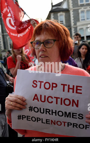 Bristol, UK. 20. April 2016. Protest der Bristol Rat besessen Gehäuse überhaupt statt renovierte Immobilien-Versteigerung in Bristol, Großbritannien, 20. April 2016, versteigert Heiligen Kirche auf Pempbrooke Straße holte Masse der Demonstranten, schätzungsweise bis zu 100 Einwände zu Bristol City Council Ausverkauf fünfzehn Rates-prozentige Eigenschaften statt Sanierung ihnen zur Vermietung. Bristol hat eine große Wohnungsnot insbesondere erschwinglich für ein bis zwei-Zimmer-Wohnungen zu diesen Protest zu lassen. Bildnachweis: Charles Stirling/Alamy Live-Nachrichten Stockfoto