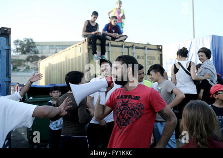 Piräus, Griechenland. 20. April 2016. Mehr als 53.000 Migranten und Flüchtlinge aus Asien Stranden in Griechenland, wo 3.500 am Hafen von Piräus bei Athen, bleiben während die griechische Behörden immer noch versuchen, den größten Hafen des Landes, vor dem orthodoxen Osterfest am 1. Mai zu evakuieren. © Panayotis Tzamaros/Pacific Press/Alamy Live-Nachrichten Stockfoto