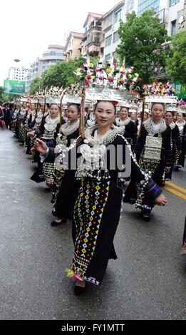 Qiandongnan, Chinas Provinz Guizhou. 20. April 2016. Mädchen von Miao ethnische Gruppe besuchen eine Parade um das Miao-Schwestern-Festival in Taijinag County von Qiandongnan Miao und Dong autonomen Präfektur, Südwesten Chinas Provinz Guizhou, 20. April 2016 feiern. Miao Schwestern Festival, ein traditionelles Fest der Miao ethnische Gruppe, wurde 2006 als einen nationalen immateriellen Kulturerbes eingetragen. © Shi Qingwei/Xinhua/Alamy Live-Nachrichten Stockfoto