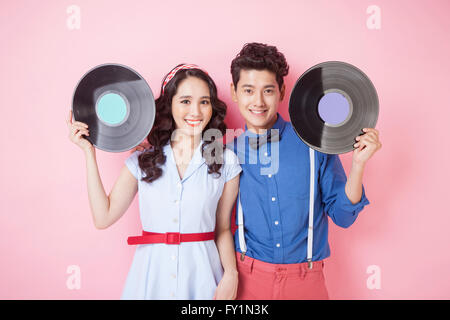 Porträt der jungen Paar halten Aufzeichnungen starrte auf Vorderseite lächelnd Stockfoto