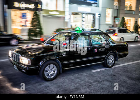 Toyota Corolla Taxi auf Chuo Dori Straße in Ginza Luxus Bezirk der Chuo, Tokyo City, Japan Stockfoto