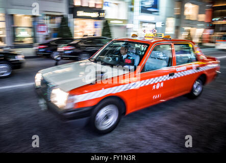 Toyota Corolla Taxi auf Chuo Dori Straße in Ginza Luxus Bezirk der Chuo, Tokyo City, Japan Stockfoto