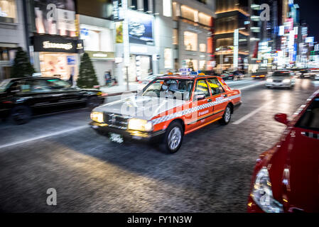 Toyota Corolla Taxi auf Chuo Dori Straße in Ginza Luxus Bezirk der Chuo, Tokyo City, Japan Stockfoto