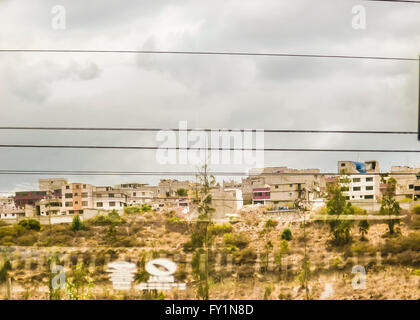 Stadtansicht Blick auf Häuser und Wohnungen Gebäude auf einem Hügel in Quito, Ecuador Stockfoto