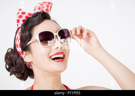 Porträt des jungen lächelnde Frau im retro-Stil mit Sonnenbrille Stockfoto
