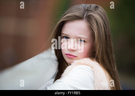 Junge hübsche Mädchen posiert im Freien in innerstädtischer Lage, Leeds, West Yorkshire, England. Stockfoto