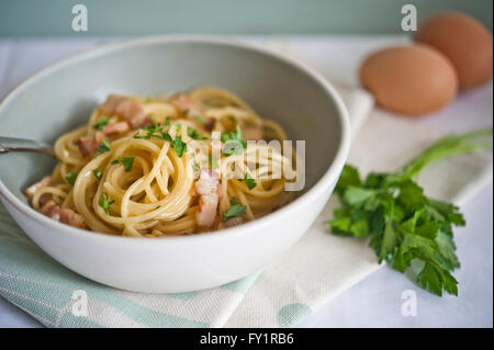 Spaghetti Carbonara mit frischen Eiern und Petersilie Stockfoto