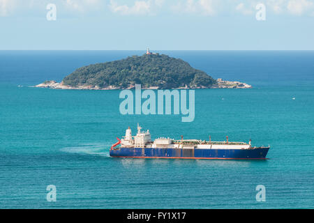 Tanker Schiff im Meer in der Nähe einer Insel Stockfoto