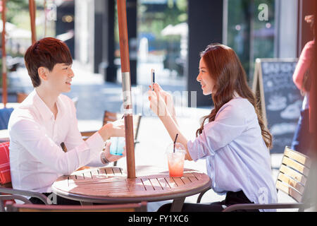 Paare, die eine Kaffeepause auf der Terrasse des Café und Frau Mannes Foto Stockfoto
