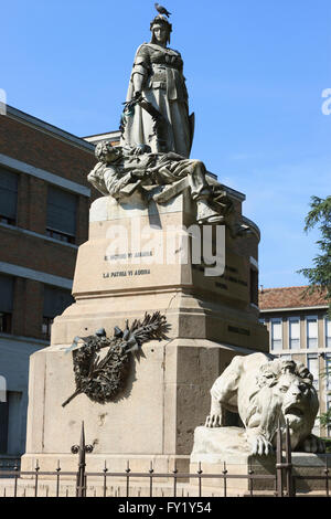 Statue von einer weiblichen Figur, ähnlich wie die Göttin Athene, an der Piazza Anita Garibaldi, Ravenna, Emilia-Romagna, Italien. Stockfoto