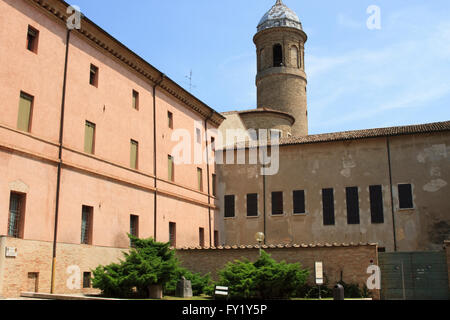 Museo Nazionale di Ravenna und der Glockenturm der Basilika di San Vitale in Ravenna, Italien. Stockfoto