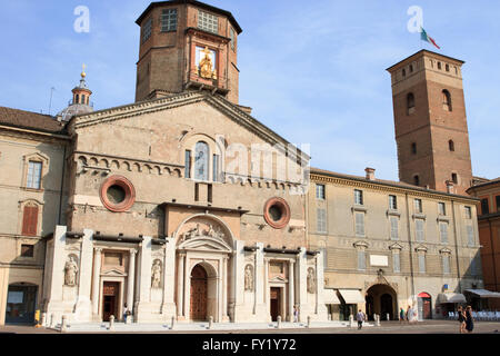 Kathedrale von Santa Maria Assunta und Torre del Bordell in Piazza Camillo Prampolini, Reggio Emilia, Italien. Stockfoto