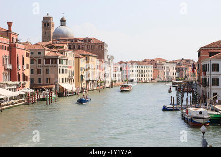 Der Canal grande in Venedig, Italien, mit Blick auf die Chiesa di San Geremia. Stockfoto