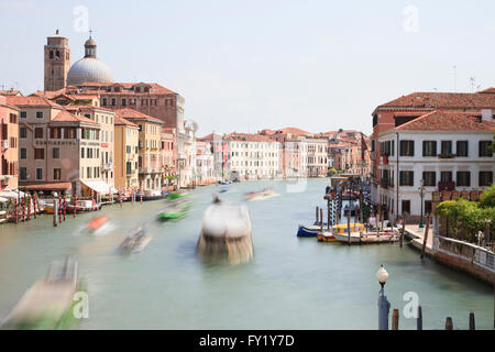 Canal Grande Langzeitbelichtung mit Blick auf die Chiesa di San Geremia, Venedig, Italien. Stockfoto