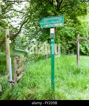Ein öffentlicher Fußweg Zeichen zu Kettleshulme auf dem Gritstone-Trail in der Nähe von Lyme Park Cheshire England UK Stockfoto