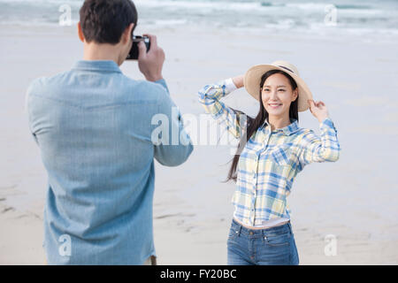 Mann, ein Bild von seiner Freundin am Strand Stockfoto