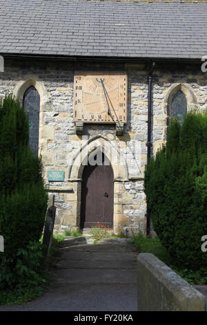 Eine Sonnenuhr in St Lawrence Church in Pest Dorf Eyam Derbyshire UK Stockfoto