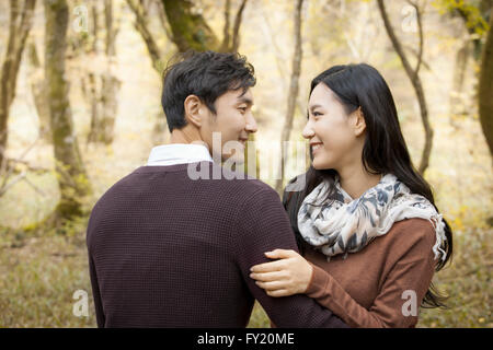 Paar sahen einander am Wald im Herbst Stockfoto