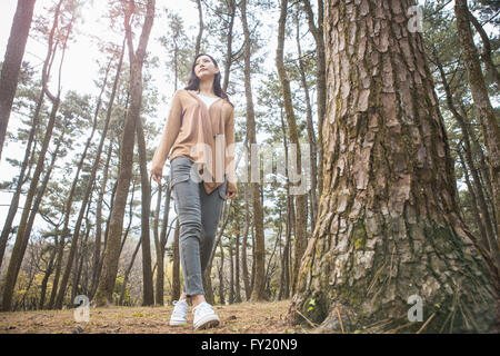 Niedrigen Winkel von eine Frau im Wald Stockfoto