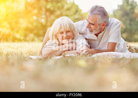 Zwei Senioren Entspannung im Sommer im Garten auf einer Decke Stockfoto