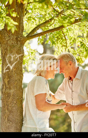 Gerne älteres Paar in Liebe flirten und schauen einander in die Augen Stockfoto