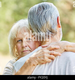 Senioren, umarmen einander in der Natur im Sommer Stockfoto